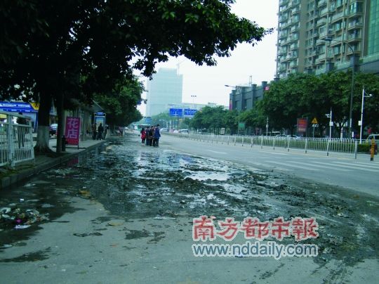 偷排泥浆堵管道污水横流臭翻天