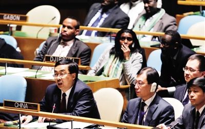 2月16日，在纽约联合国总部，中国常驻联合国副代表王民（前左一）在投票后发言。新华社发