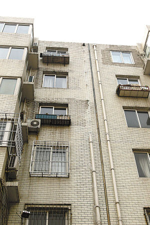 2月22日上午   地点:市液化气公司宿舍   事件:单元楼外墙上的排水管