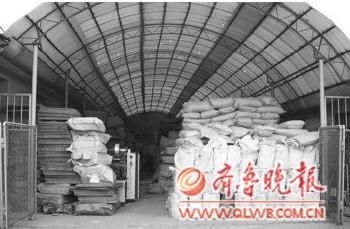 制售假奶粉案中查获的部分原料。图片由通讯员提供 　　