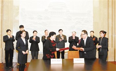 24�գ��������븻ʿ����������ǩ�𡶺���������¼����ͼΪǩԼ�ֳ��� �ſ�ΰ ��