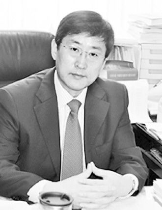 韩大元,教授、博士生导师,现任中国人民大学法学院院长。兼任中国法学会常务理事、中国宪法学研究会会长 
