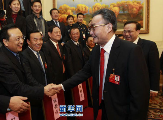 3月10日，中共中央政治局常委、全国人大常委会委员长吴邦国参加十一届全国人大五次会议吉林代表团的审议。 新华社记者 鞠鹏 摄