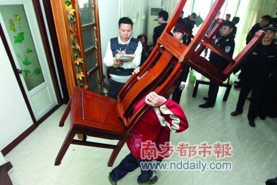 赖债20多万法院“帮”搬家