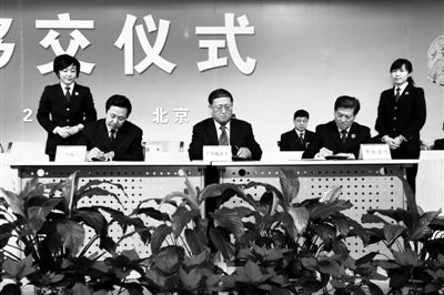 昨日，北京铁路局和北京市检察院正式签订北京铁路运输检察分院、北京铁路运输检察院移交协议。正义网记者 杨征 摄
