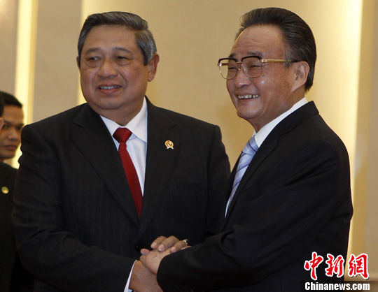 3月23日下午，中国全国人大常委会委员长吴邦国在北京人民大会堂会见印度尼西亚共和国总统苏希洛·班邦·尤多约诺。中新社记者 任晨鸣 摄