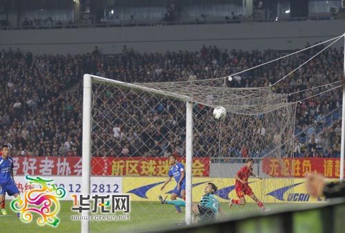 快讯:7分钟连入三球!重庆德比重足4:1大胜力
