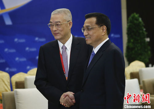 4月1日，中共中央政治局常委、国务院副总理李克强在海南省博鳌会见出席博鳌亚洲论坛2012年年会的台湾两岸共同市场基金会最高顾问吴敦义。中新社发 盛佳鹏 摄