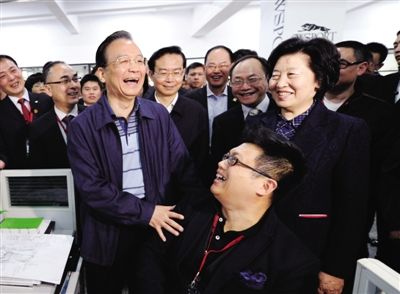 4月2日，温家宝在泉州七匹狼体育用品公司考察时与员工亲切交谈。新华社记者 马占成 摄