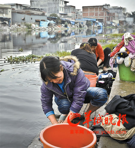 练江上游贵屿段，江水虽然乌黑，但与自来水价格相比，村民还是宁愿在河边洗