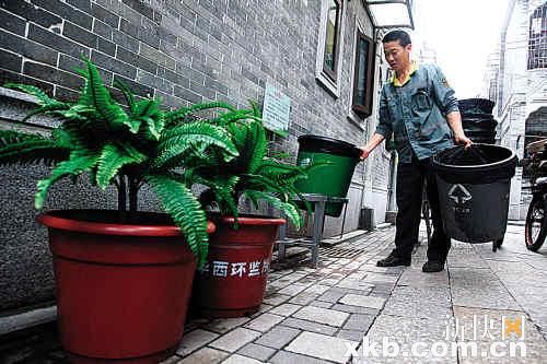 月薪4000聘垃圾分类专员 200人争抢20个名额