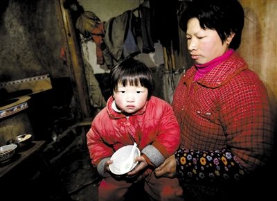 福建省锦屏村，3岁的小美艳又把整碗米饭吃完了。
