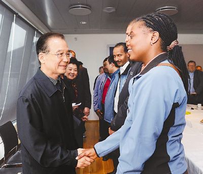 4月21日，温家宝总理在雷克雅未克考察赫利舍迪地热电站并与冰岛地质工作者和联合国大学地热学院学生代表座谈。新华社记者 饶爱民摄 