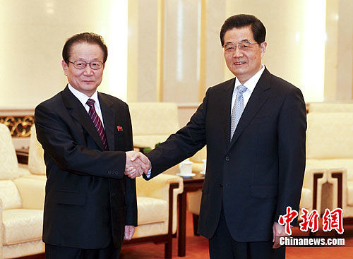 4月23日，中共中央总书记、中国国家主席胡锦涛在北京人民大会堂会见由朝鲜劳动党中央政治局候补委员、中央书记、国际部部长金永日率领的朝鲜劳动党代表团。中新社发 杜洋 摄  