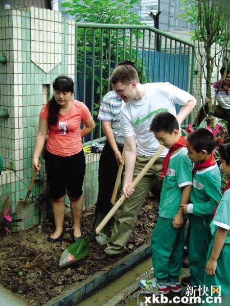 4月17日,史崇理领事在新领馆舍的邻居先烈东路小学里,和师生一起