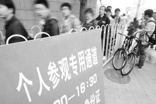 ���廪��ѧ��������������ڣ��������ų���ʮ���׵ĳ��ӣ������˵���ˢ������ѧУ������ ���� ��