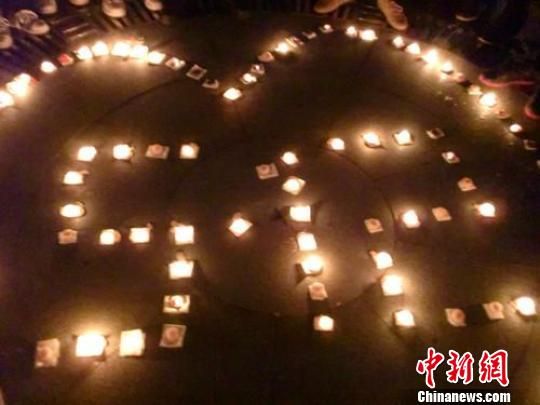 汶川地震纪念日 盐城大学生点燃200只蜡烛悼念