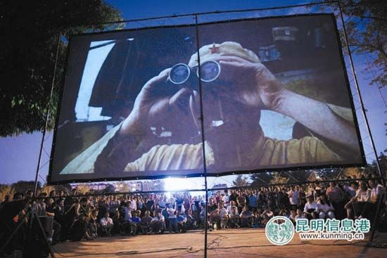 碧鸡广场露天电影《天安门》吸引数百市民观看