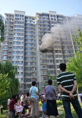 济南银丰花园小区失火 门口路障难住消防车