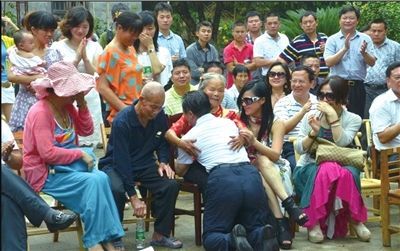 周其凤跪拜母亲。 周其凤跪拜母亲。