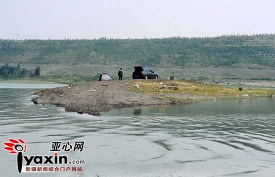 乌鲁木齐两辆轿车孤岛停 市民误解被困