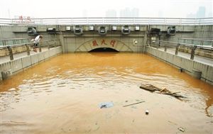 受降雨影响形成的长江洪峰已于24日9时顺利通过重庆主城寸滩水文站