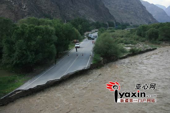 新疆和静县突降暴雨引发山洪灾害2800余名游客滞留