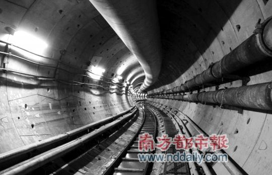 港府有个外勤队 专门疏通下水道