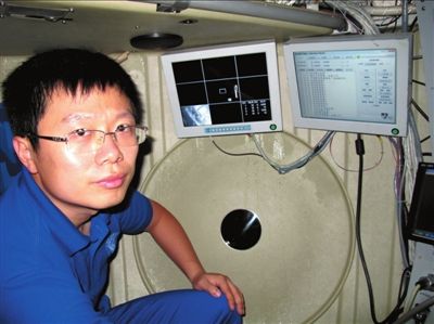 潜航员杨波在“蛟龙”号内进行海底试验。