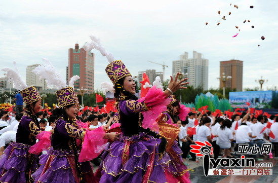 激情广场大型歌咏活动唱响乌鲁木齐 冯巩等明