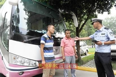 师徒二人开客车 一个没驾照 一个歪驾照