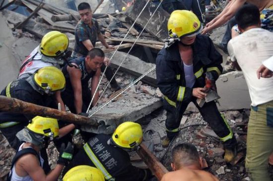 8月5日，温州消防等救援人员在现场抢救被压埋人员。 新华社发