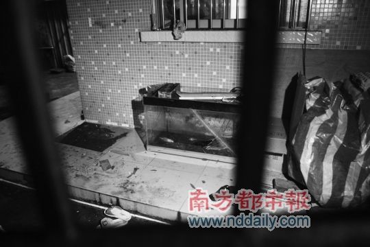 民居石油气瓶爆炸男子左手被炸飞