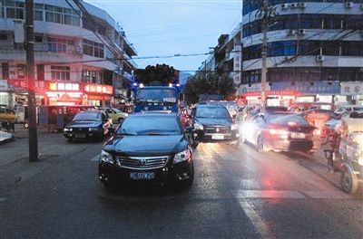 永嘉一男子办事心切车停路中央阻断交通十分钟