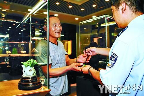 警方抓获一对窃贼