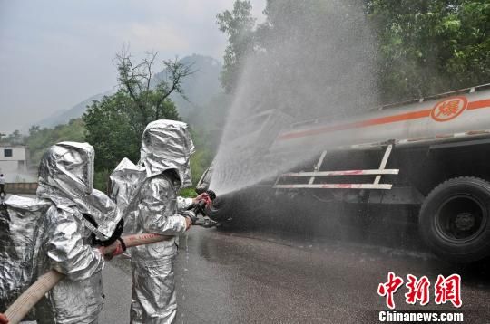 贵州玉屏15吨汽油罐车泄漏紧急转移千余民众