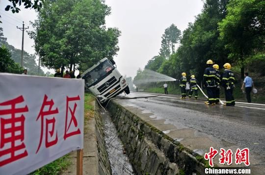 贵州玉屏15吨汽油罐车泄漏紧急转移千余民众