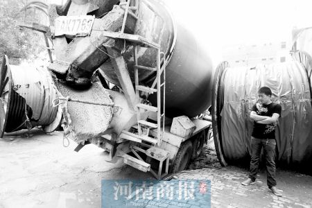 罐车“崴脚”堵了门小区居民上班难