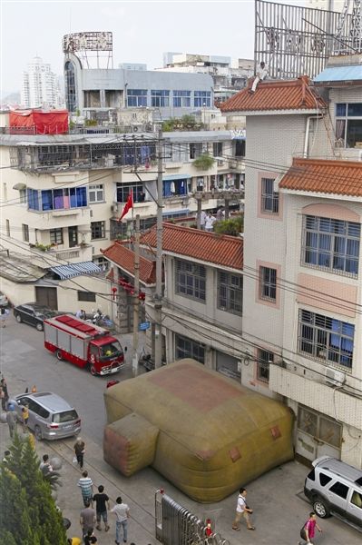 一男子办事不顺欲跳楼两小时劝告终于救下他