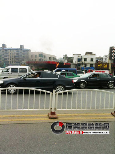 长沙一加油站线路老化失修起火 幸亏扑灭即时