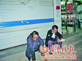 23日晚上8点多,两名大学生来到阳谷县教育局门