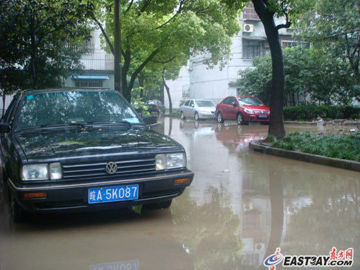 申城今晨暴雨:小区积水“没脚踝”居民出行“难下脚”
