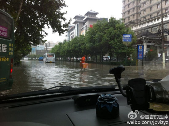 大雁塔附近积水严重。图片来自微博。