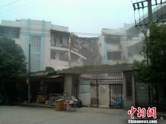 桂林1栋住宅楼疑因附近爆破坍塌 疏散200余人