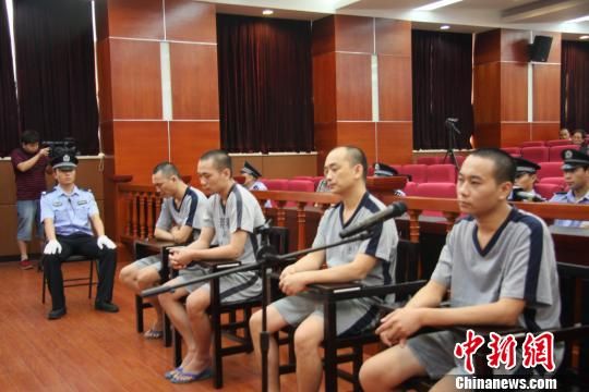 酒后无证驾车撞死人找顶包 四涉案男子受审