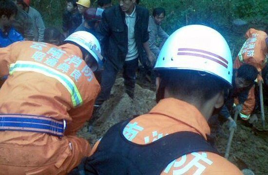 云南山体滑坡老师去向引追问 记者致电未果