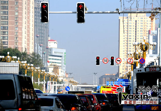 网曝乌鲁木齐市街头最密集红绿灯 2.5公里13