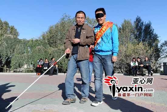 国际盲人节乌鲁木齐市盲人雅山登高 志愿者换