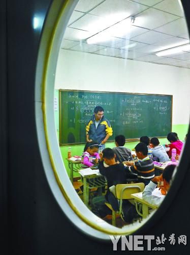 ■禁令未解，孩子们已坐进课堂开上奥数课■摄影/本报见习记者 刘洋