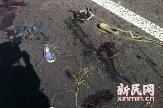 图说：事故现场散落的鞋子。新民网记者 胡彦珣 现场回传 